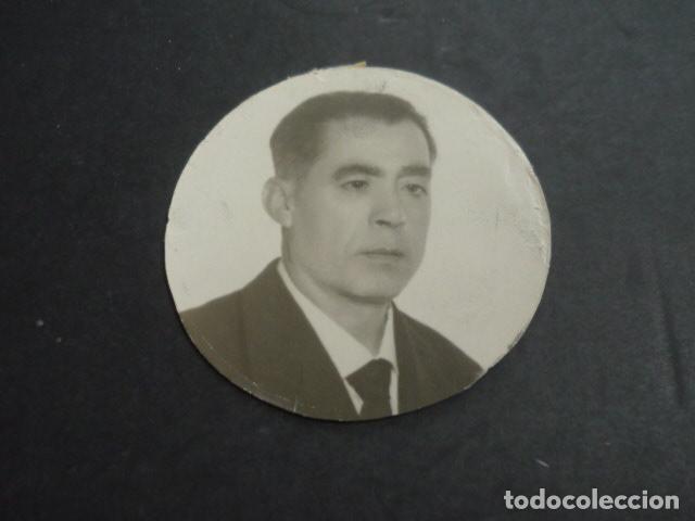 Fotografia antica: BUQUE CARGUERO MONTJUICH ANTONIO MARTINEZ MAQUINISTA DESAPARECIDO ANTIGUA FOTOGRAFIA 8 X 8 CM