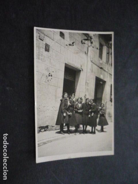 Fotografia antica: GRUPO DE MUJERES ESCENA URBANA A&Ntilde;OS 50 ANTIGUA FOTOGRAFIA 8.5 X 5.5 CM