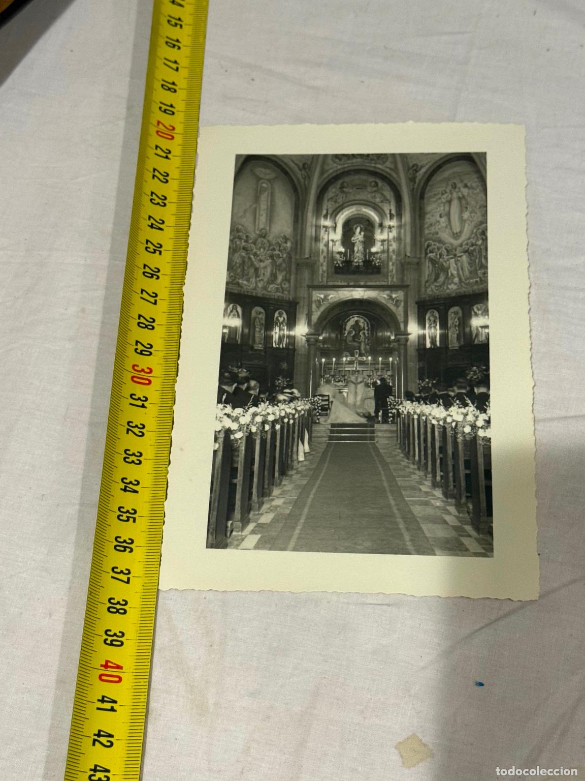 Fotograf&iacute;a antigua: Fotograf&iacute;a original antigua Interior de iglesia durante boda - Monistrol