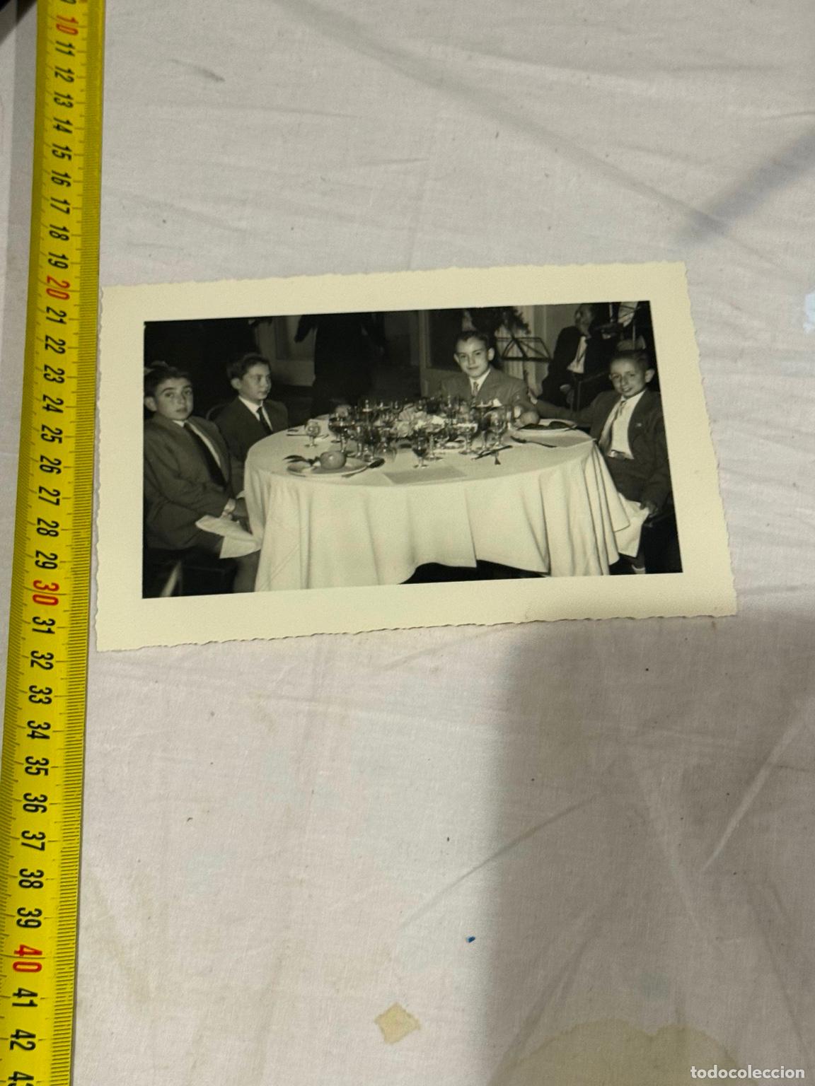 Fotograf&iacute;a antigua: Fotograf&iacute;a original antigua Cuatro j&oacute;venes en banquete - Monistrol
