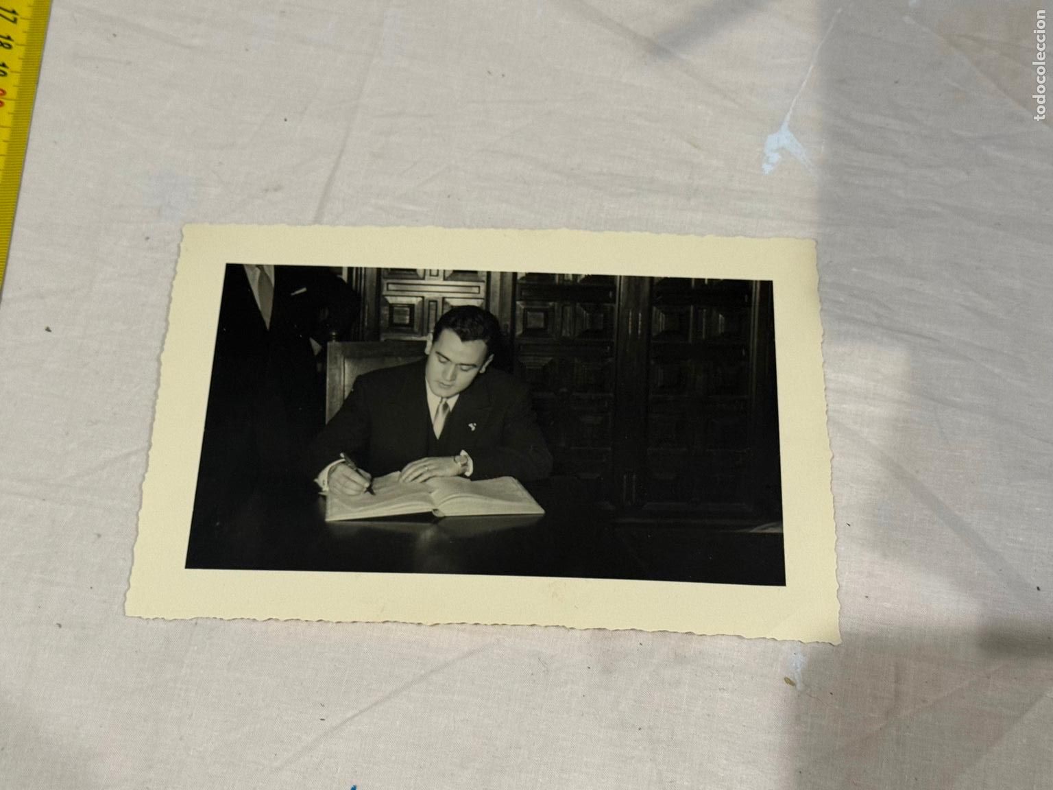 Fotograf&iacute;a antigua: Fotograf&iacute;a original antigua Hombre leyendo documento - Monistrol