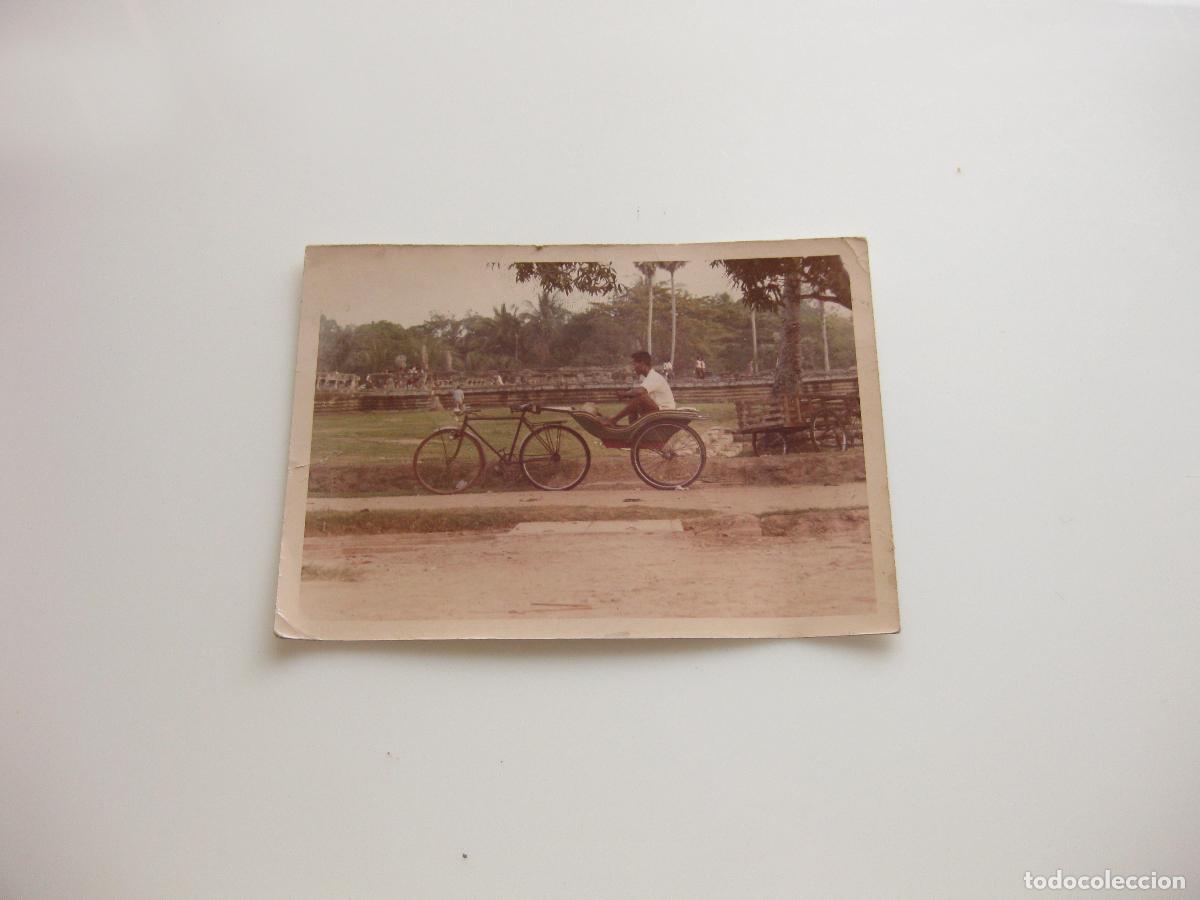 Fotograf&iacute;a antigua: FOTOGRAF&Iacute;A DE UNA BICICLETA CON CARRITO DE PASAJEROS DE LA INDIA. A&Ntilde;OS 70
