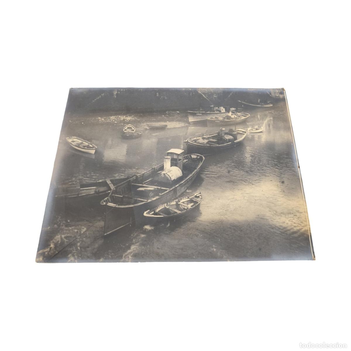 Alte Fotografie: Foto Antigua. Puerto Pesquero Cant&aacute;brico. Embarcaciones y Vapor de Pesca. Gelatinobromuro. c. 1920.