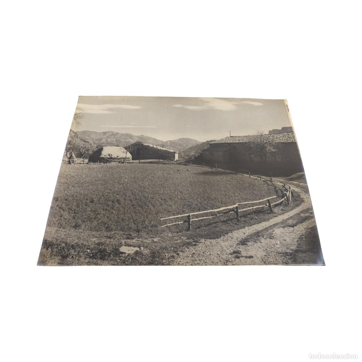 Alte Fotografie: Foto Antigua. Paisaje Rural de Monta&ntilde;a. Caser&iacute;o y Camino de Tierra. Gelatinobromuro. c. 1920. 40x30