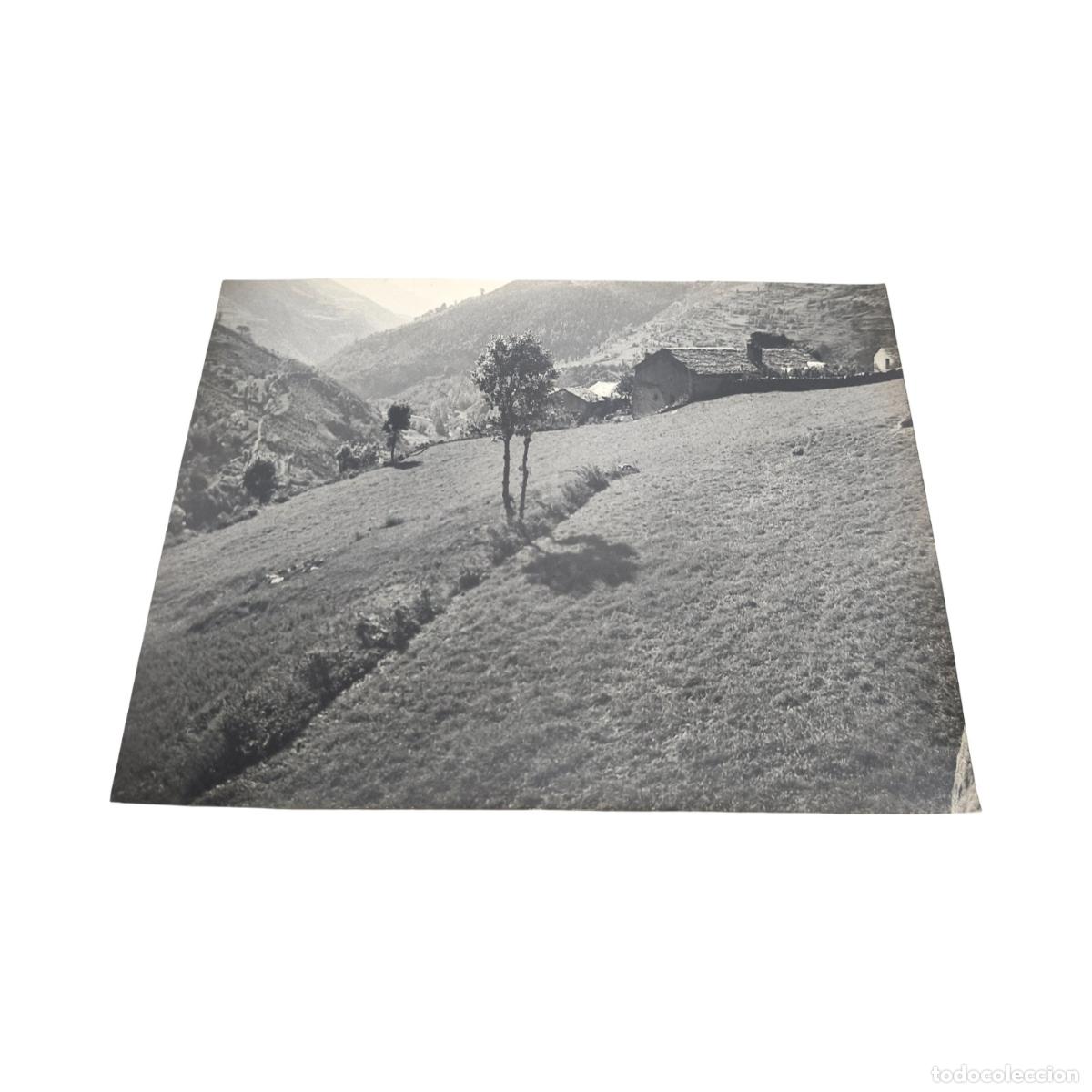 Foto Antigua. Paisaje Rural de Valle y Ladera con Caseríos. Gelatinobromuro. c. 1920. 40x30 cm