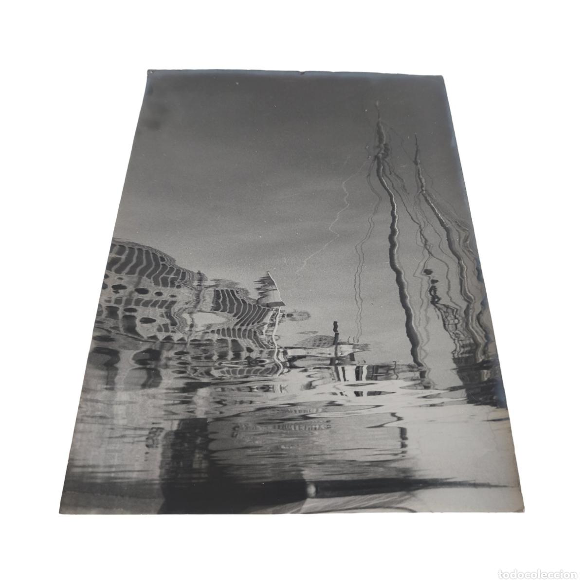 Foto Antigua. Reflejos Abstractos de Barcos y Mástiles en el Agua. Gelatinobromuro. c. 1920. 40x30 c
