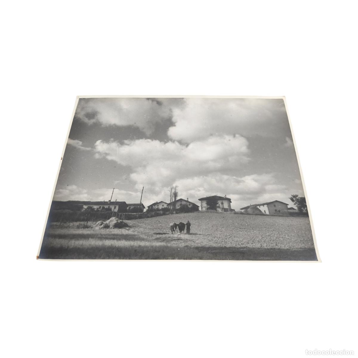 Fotograf&iacute;a antigua: 1920. Foto Antigua. Agricultor Arando con Bueyes y Caser&iacute;os al Fondo. Gelatinobromuro. 40x30 cm