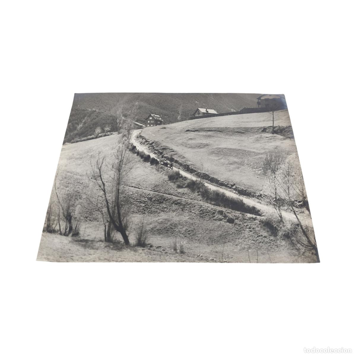 Fotograf&iacute;a antigua: 1920. Foto Antigua. Paisaje Rural de Monta&ntilde;a. Camino con Carro Tradicional y Caser&iacute;os. Gelatinobromu