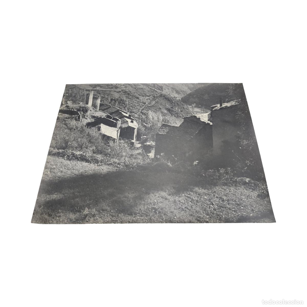 Fotograf&iacute;a antigua: 1920. Foto Antigua. Pueblo de Monta&ntilde;a en Ladera con Tejados de Pizarra. Gelatinobromuro. 39x28,5 cm
