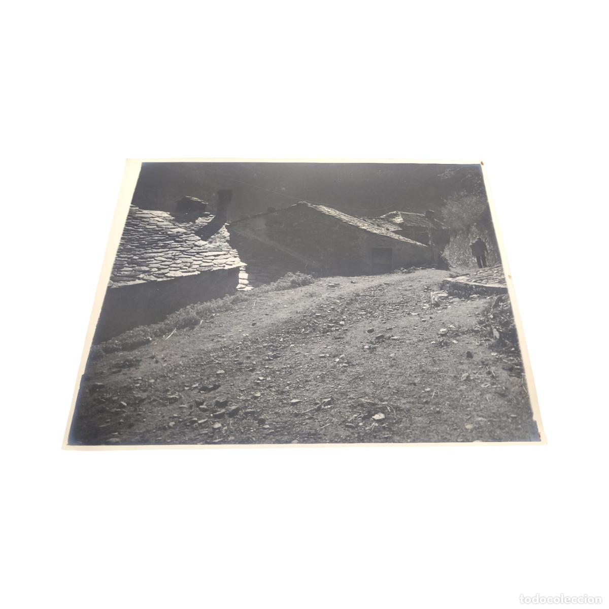 Fotograf&iacute;a antigua: 1920. Foto Antigua. Pueblo de Monta&ntilde;a con Tejados de Pizarra. Camino de Tierra. Gelatinobromuro. 40x
