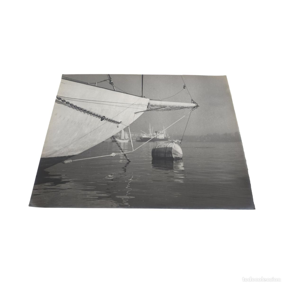 Fotograf&iacute;a antigua: 1920. Foto Antigua. Proa de Buque de Vela y Barril Flotando en el Puerto. Gelatinobromuro. 40x30 cm