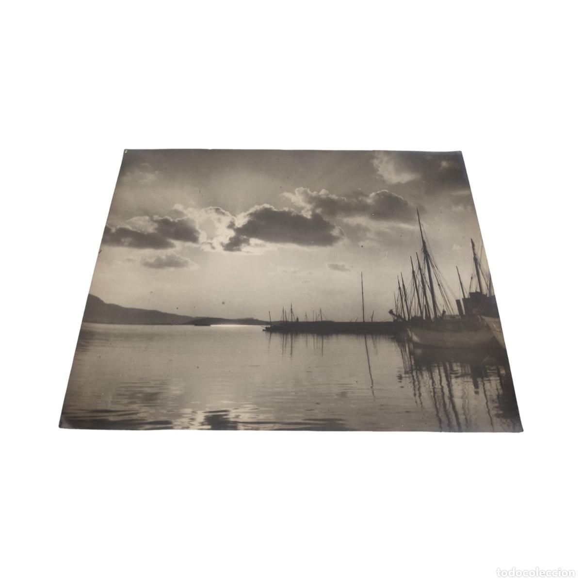 Fotograf&iacute;a antigua: 1920. Foto Antigua. Atardecer a Contraluz en el Puerto con Veleros Amarrados. Gelatinobromuro. 40x30