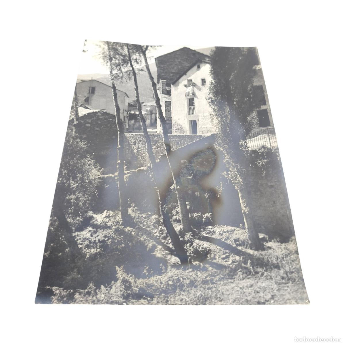 Fotograf&iacute;a antigua: 1920. Foto Antigua. Pueblo de Monta&ntilde;a y Caser&iacute;os de Piedra entre &Aacute;rboles. Gelatinobromuro. 39x28,5 c