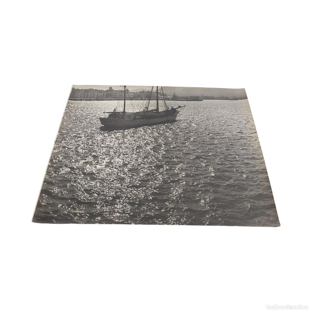 Fotograf&iacute;a antigua: 1920. Foto Antigua. Velero Fondeado en la Bah&iacute;a y Reflejos en el Mar. Gelatinobromuro. 40x30 cm