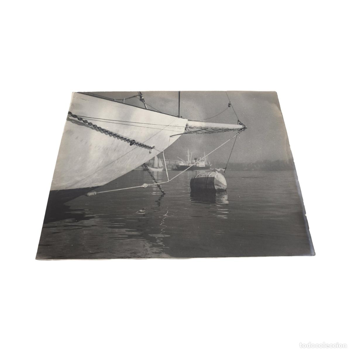 Fotograf&iacute;a antigua: 1920. Foto Antigua. Proa de Buque de Vela y Tonel en el Puerto. Gelatinobromuro. 40x30 cm