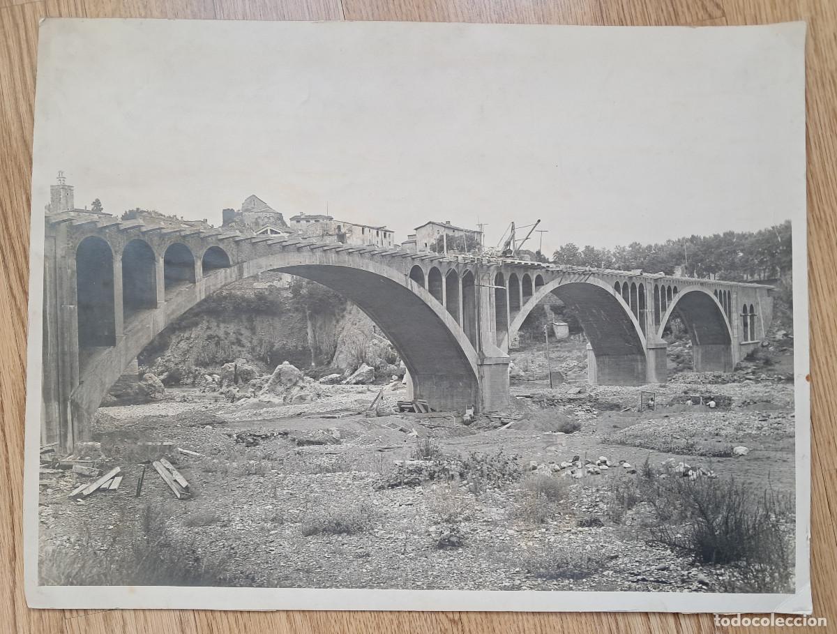Fotograf&iacute;a antigua: Construcci&oacute;n de Puente Nuevo sobre el r&iacute;o Fluv&iacute;a en Besal&uacute; (Girona). Inaugurado en 1.926.