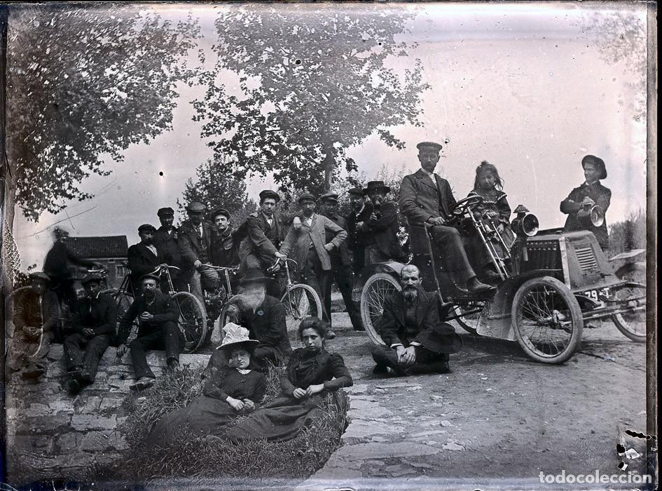 Fotograf&iacute;a antigua: AUTOMOVIL ANTIGUO Y BICICLETAS NEGATIVO DE CRISTAL FORMATO 12 X 9 cm.
