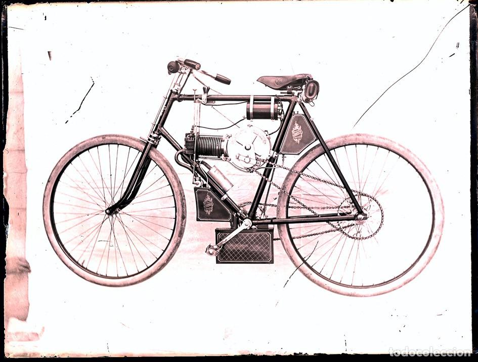 Fotograf&iacute;a antigua: ANTIGUA MOTOCICLETA NEGATIVO DE CRISTAL FORMATO 12 X 9 cm.