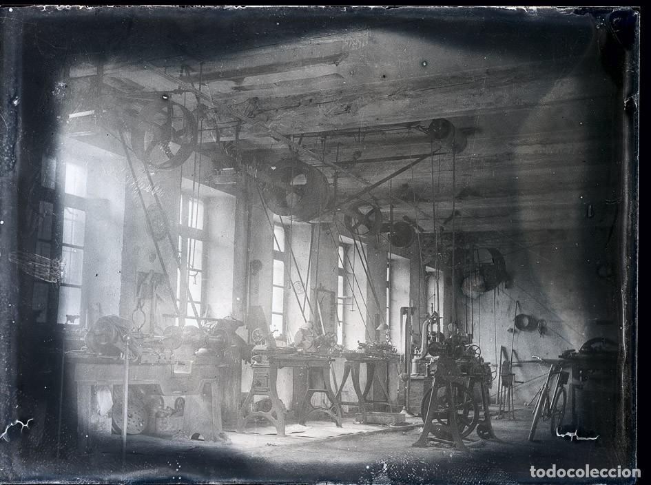 Fotograf&iacute;a antigua: ANTIGUA FABRICA 2 NEGATIVOS DE CRISTAL FORMATO 12 X 9 cm.