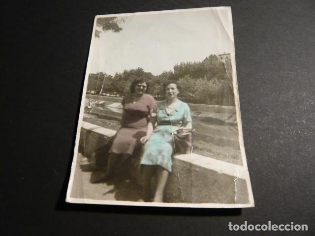 Fotograf&iacute;a antigua: BURGOS MUJERES JUNTO AL ARLANZ&Oacute;N ANTIGUA FOTOGRAFIA ILUMINADA 8 X 11 CM