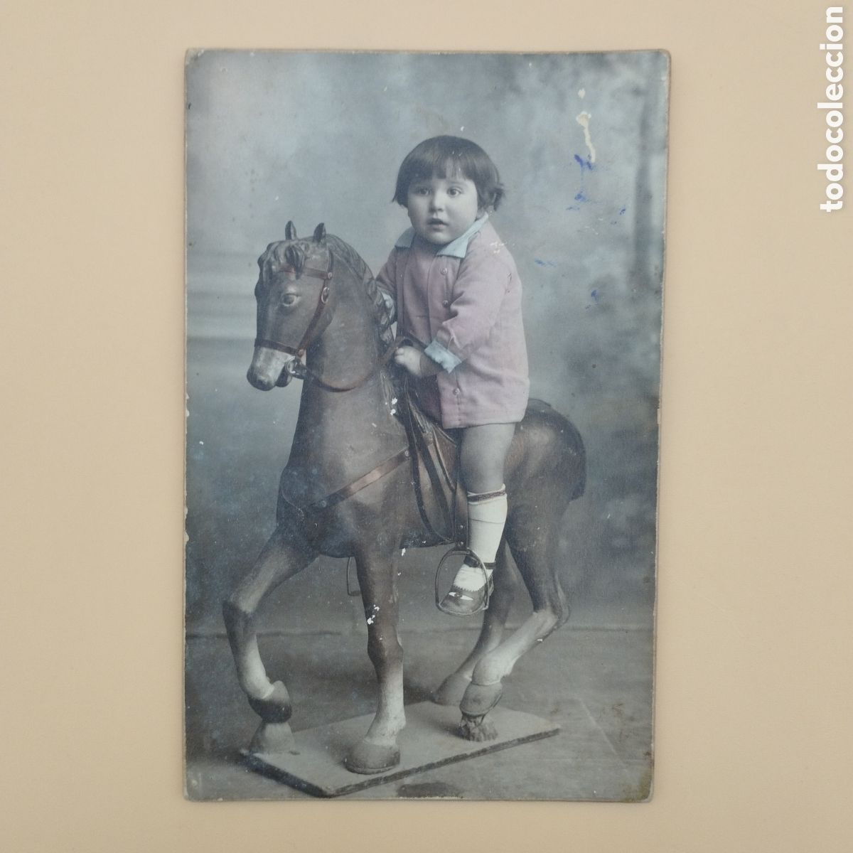 Fotograf&iacute;a antigua: Fotograf&iacute;a antigua coloreada 1928 J. Derrey Valencia Ni&ntilde;o burgu&eacute;s en caballo juguete manuscrito