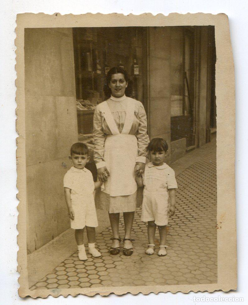 Fotograf&iacute;a antigua: Una ni&ntilde;era con dos ni&ntilde;os, foto de leiquista, Santander, Hermanos Vallina 1950