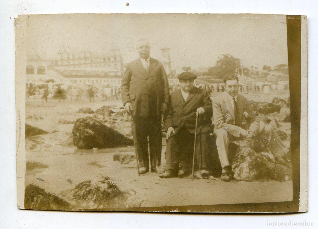 Fotograf&iacute;a antigua: Retrato de unos se&ntilde;ores en la playa del Sardinero, Santander, foto de minutero