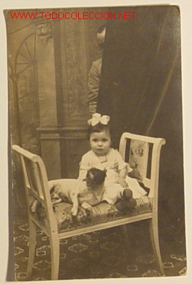 Fotografia antica: ni&ntilde;a con perro curiosamente el padre sale escondido detr&aacute;s