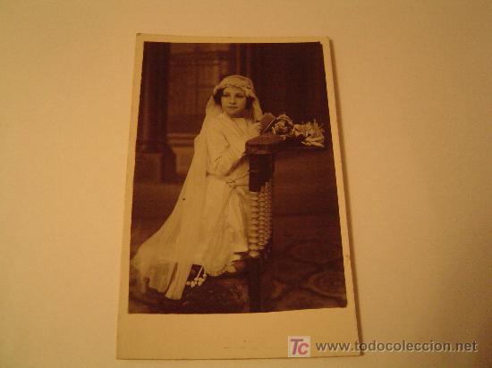 Fotograf&iacute;a antigua: Targeta postal Ni&ntilde;a de comunion - Foto 1