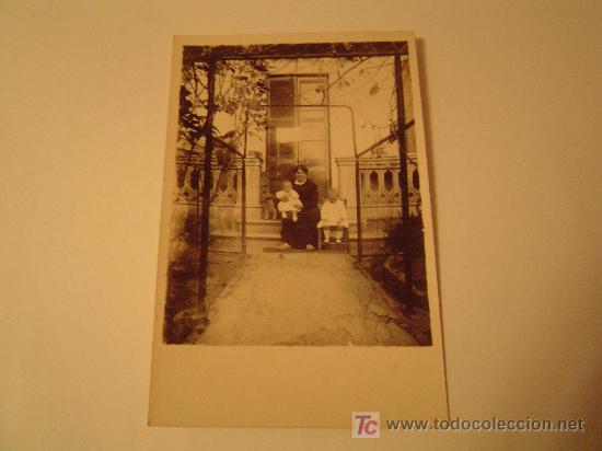 Alte Fotografie: Targeta postal una madre y sus hijos