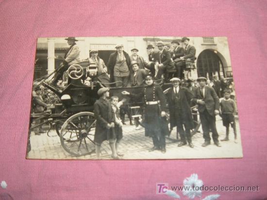 Fotograf&iacute;a antigua: POSTAL FOTOGRAFICA CARRO CON PERSONAJES