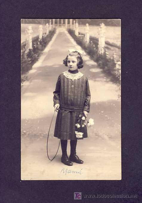 Fotografia antiga: Foto-postal : Niña con aro de juguete