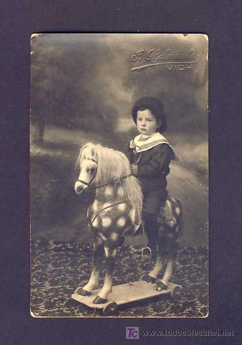 Fotografia antiga: Foto-postal : Niño montado en su caballo de carton. Juguete (Foto Palmerola de Vic)