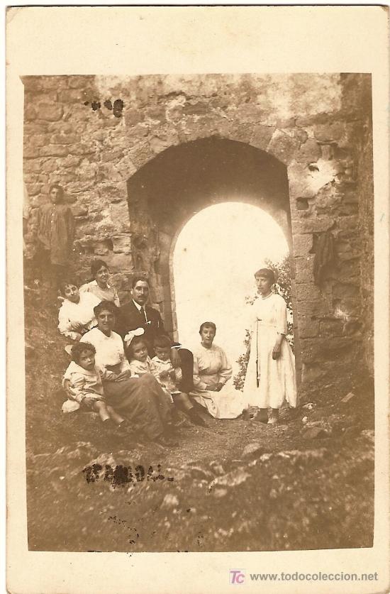 Fotograf&iacute;a antigua: Fam&iacute;lia descansando en la puerta de un castillo. Lugar desconocido. Catalunya. Circa 1915.