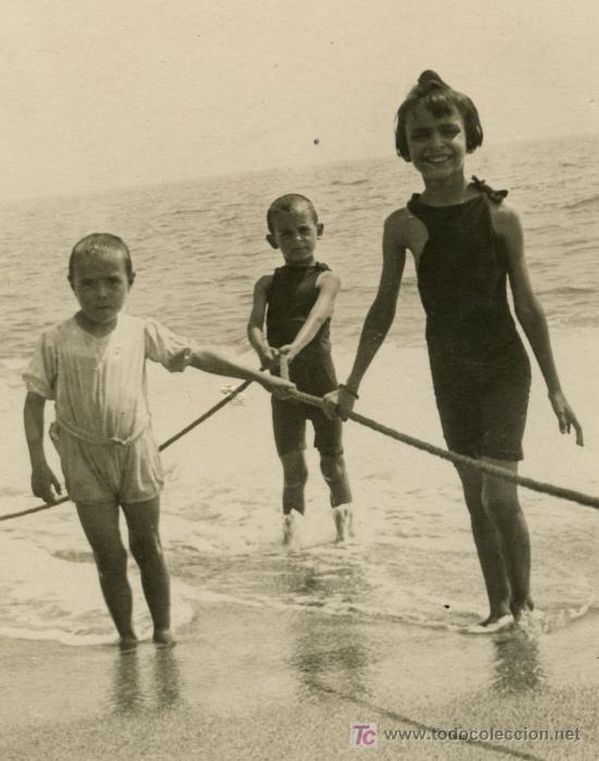 Antique Photography: NI&Ntilde;OS EN LA PLAYA. Ni&ntilde;os jugando con una cuerda. Bonita fotograf&iacute;a. Circa 1920