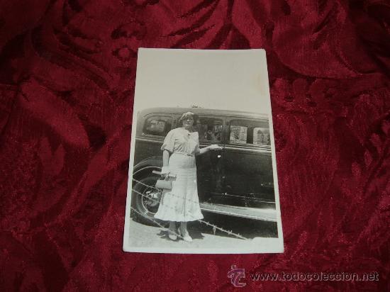 Alte Fotografie: tarjeta postal mujer  y coche delante unas alambradas