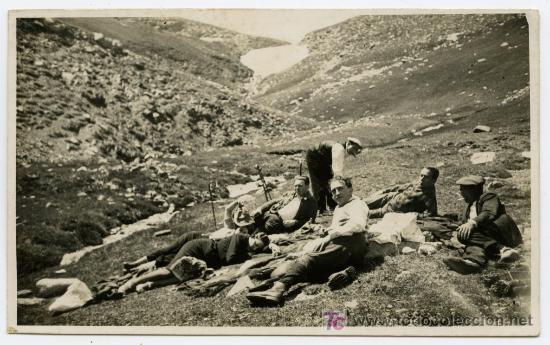 Fotograf&iacute;a antigua: EXCURSIONISTAS. Grupo de excursionistas en un receso. Pirineos de Lleida. Circa 1930