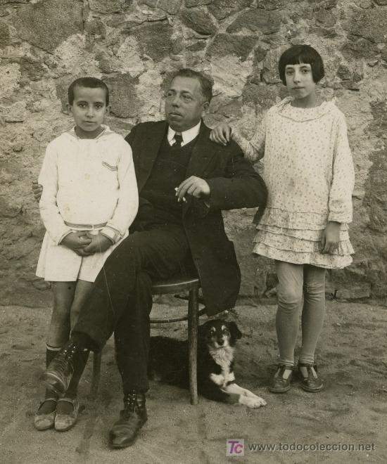 Fotografía antigua: SEÑOR, NIÑOS Y PERRO. Interesante fotografía. Circa 1920. Sin autoría. - Foto 1 - 19897971