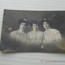 Fotografía antigua: FOTO DE 3 MUJERES EN TARJETA POSTAL DE MARINE FOTOGRAFO CALLE PELAYO 59 , BARCELONA . Lote 13812270