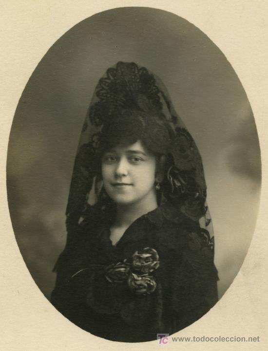 Alte Fotografie: Elegante joven con peineta. F: BAR&Oacute;. BCN. Circa 1915