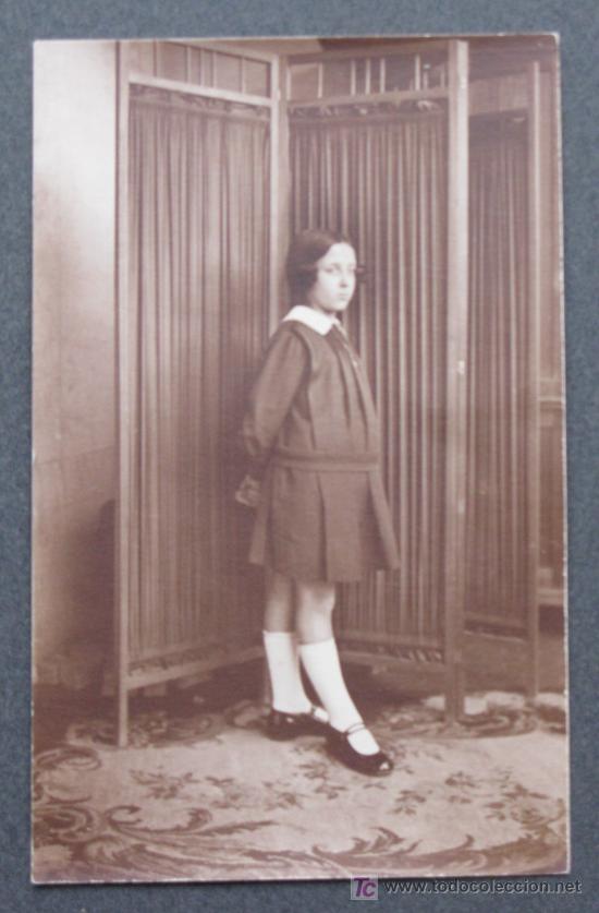 Fotografia antiga: RETRATO DE NI&Ntilde;A SERIA. Lugar y autor&iacute;a desconocidos. CIRCA 1920.