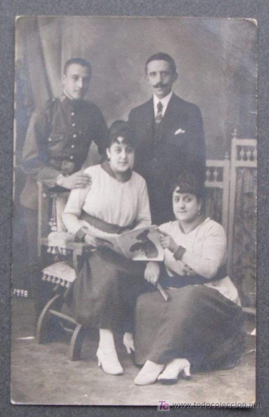 Alte Fotografie: DOS PAREJAS. SOLDADO. Bonita TP de alrededor de 1920. Sin autor&iacute;a.