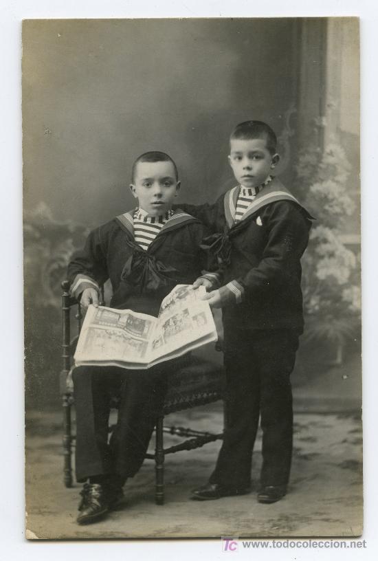 Fotografia antiga: DOS HERMANOS. Ni&ntilde;os vestidos de marinero y leyendo el periodico.F: E. Marsell. BCN. Circa 1925