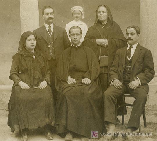 Fotografia antiga: Cura joven. Familia y cura. Magn&iacute;fica foto familiar. Sin autor&iacute;a conocida. Circa 1900