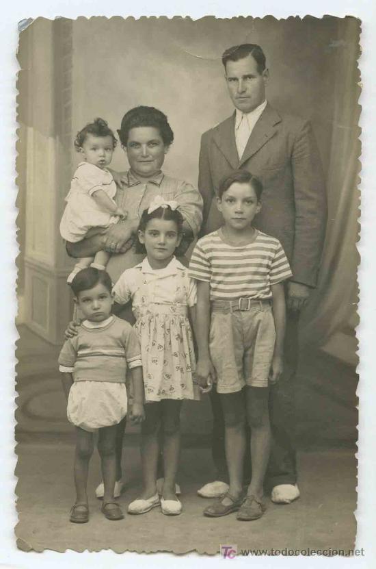 Photographie ancienne: Emigrantes espa&ntilde;oles a Francia. Peyrestortes. Familia. 30/11/1947