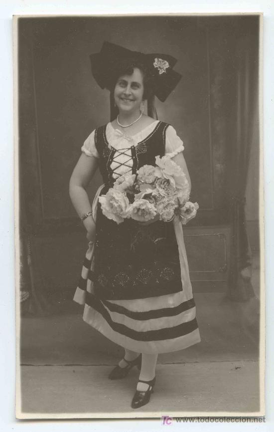 Alte Fotografie: Se&ntilde;ora. Disfraz y ramo de flores. Circa 1930