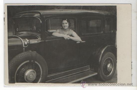 Fotograf&iacute;a antigua: FOTO REAL TIPO TARJETA POSTAL MUJER Y COCHE AUTOMOVIL