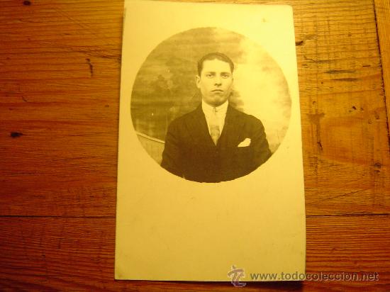 Alte Fotografie: Interesante targeta postal pose de un joven