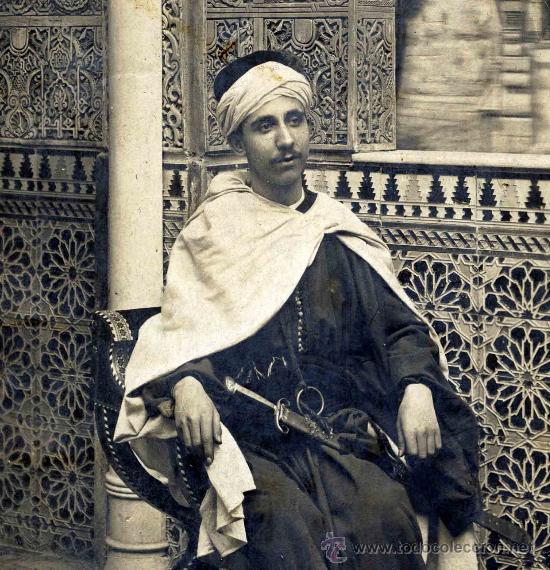 Fotografia antiga: Joven caballero con mosquet&oacute;n y daga. Ambiente nazar&iacute;. Circa 1910
