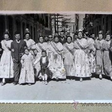 Fotografía antigua: FOTO, FOTOGRAFIA FALLAS, 1945, COMITIVA DE LA FALLA, 13 X 8 CM, CON EL BORDE TROQUELADO